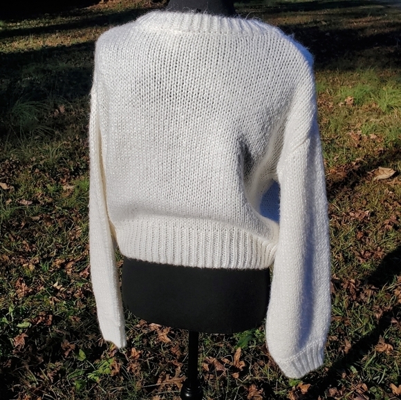 𝅺White sweater with embroidered flower design NEW small - Picture 3 of 6